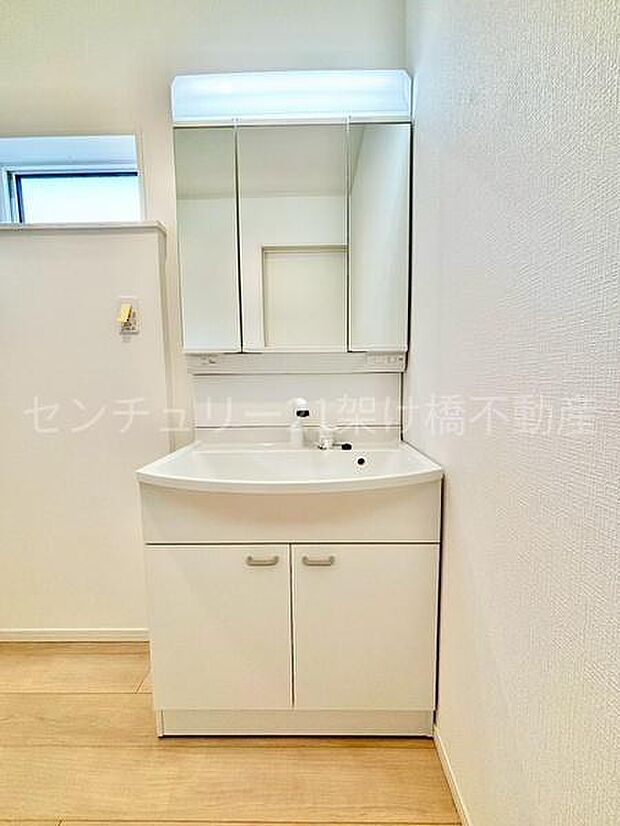 【洗面所】三面鏡の独立洗面台となっております。ストックなどを収納するのに便利な収納あり◎