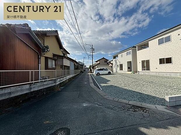 南側公道約3.28m東側公道約5.32m(写真は南側)