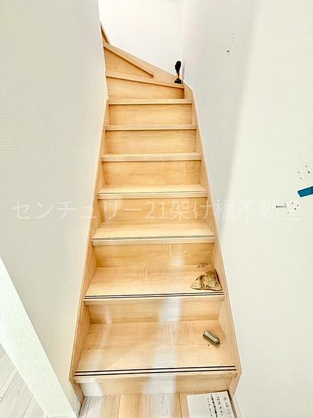 手すり付きの階段は小さなお子様やお年寄りのいるご家庭にも安心です♪