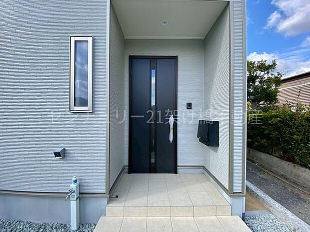 【玄関】屋根付きで雨の日にも安心です◎