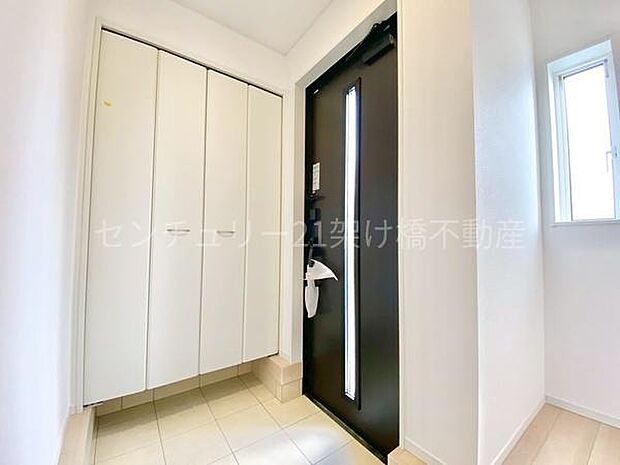 【玄関】採光面があり、明るい玄関です。