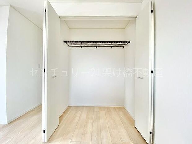 【8帖　洋室】クローゼット上段棚つきで寝具なども収納可能です。