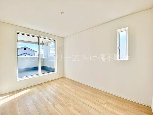 【6帖　バルコニー側　洋室】全洋室2面採光で明るいです◎インテリアの映える白い洋室♪