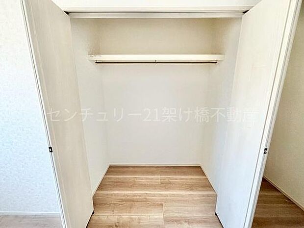 【2階 洋室 7帖】クローゼット上段棚つきで寝具なども収納いただけます。