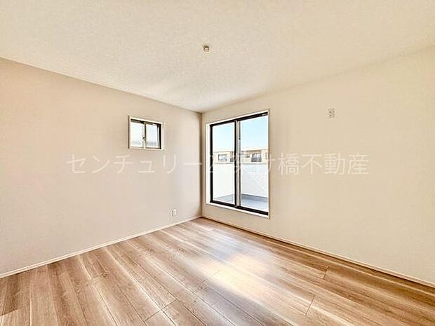 【2階 バルコニー側 洋室 7帖】こちらの洋室は広々としていて主寝室におすすめ!全洋室2面採光で明るいお部屋です♪