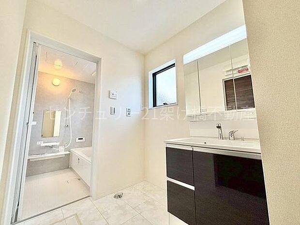 【洗面所】洗面台右手にスペースがあるので、棚を置いたり使いやすい造りです◎