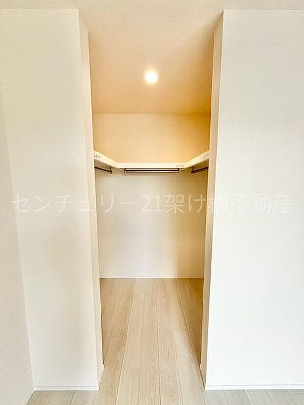 【洋室6.13帖 ウォークインクローゼット】ポール×3付きのウォークインクローゼット♪