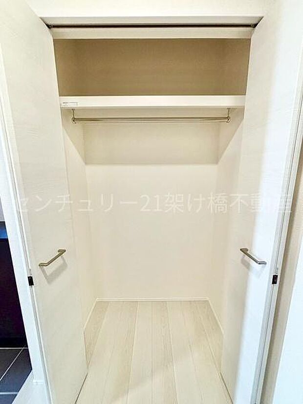 【玄関ホール収納】外から帰って上着をすぐにかけられる収納付きです◎