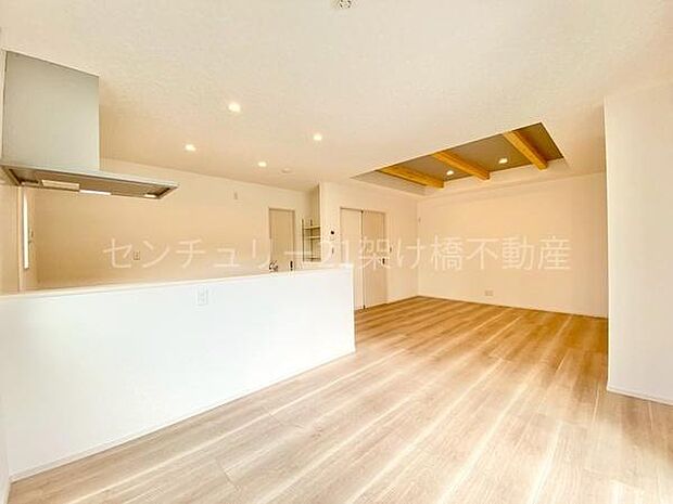 【リビング折り上げ天井】梁を見せた折り上げ天井は空間にアクセントを加えてくれます◎