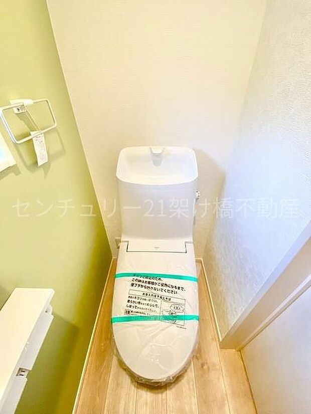 【1階 トイレ】温水洗浄便座で快適にお使いいただけます。