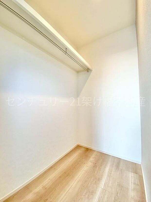 【7.8帖　洋室】ウォークインクローゼット季節物の収納も安心！