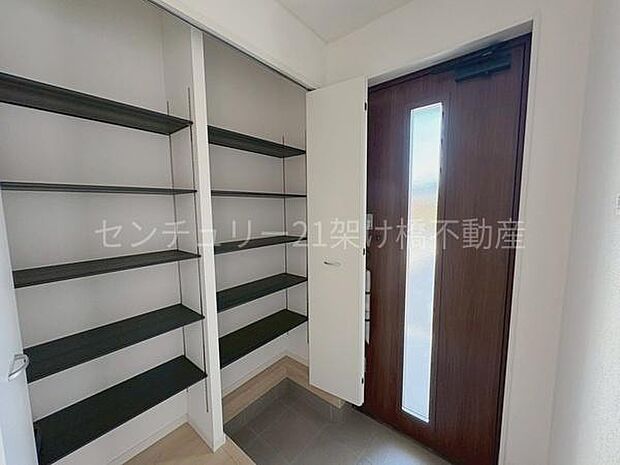 【玄関】飾り棚つきシューズボックス♪採光面があり、明るい玄関です。