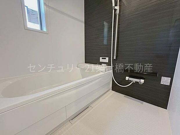 【浴室】浴室乾燥暖房機付きです。雨の日の洗濯物の乾燥やヒートショック対策としてもお使い頂けます。