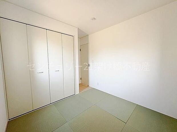 【和室 5帖】キッチン裏にある和室は納戸としてもお使いいただけます。