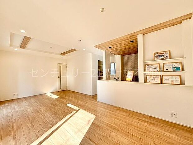 【ＬＤＫ 19帖】南向きで明るいリビング♪折上天井採用で開放感◎