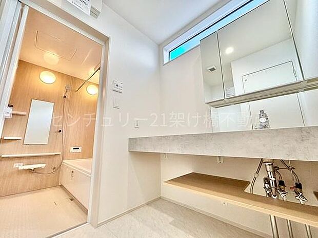 【洗面所】オープンサニタリータイプの洗面はゆとりがありお手入れしやすい♪