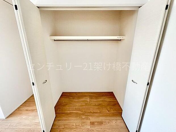 【7.5帖洋室　収納】便利なハンガーポール＆上部棚付き♪