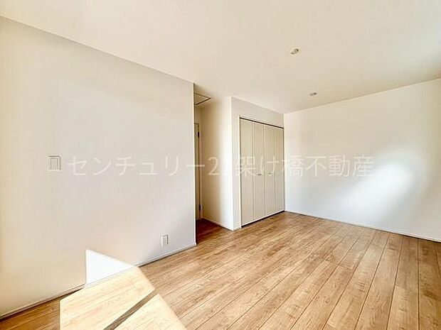 【7.5帖　洋室】落ち着いた印象のアクセントクロスをあしらった洋室は主寝室にぴったり◎