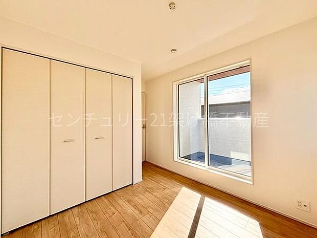 【4.5帖　洋室】Ｌ字型のバルコニーに面した洋室は明るく過ごしやすい空間です◎