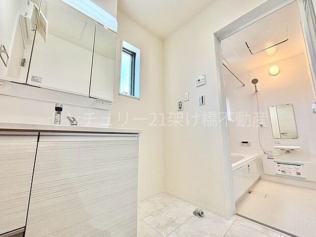 【洗面所】三面鏡の独立洗面台となっております。ストックなどを収納するのに便利な収納あり◎