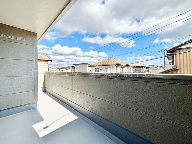 【バルコニー】雨の日も安心な一部インナーバルコニーです。お洗濯だけでなくご家族の憩いの空間にも◎