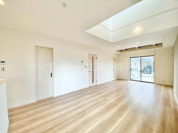 【ＬＤＫ 21.5帖】南向きで明るいリビング♪折上天井・吹抜け採用で開放感◎