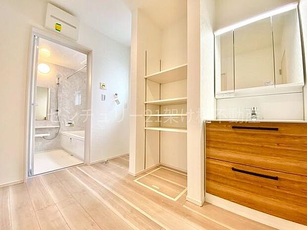 【洗面所】三面鏡の独立洗面台となっております。ストックなどを収納するのに便利な収納棚あり◎