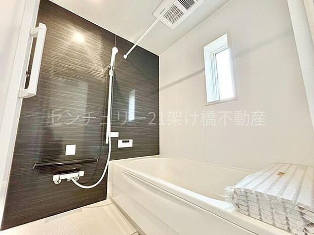 【浴室】浴室乾燥暖房機付きです。雨の日の洗濯物の乾燥やヒートショック対策としてもお使い頂けます。