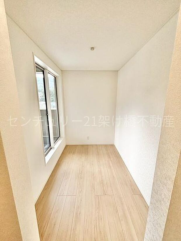 【ファミリークローク】ベランダへの出入りができるファミリークローク♪ホールから直接アクセスできます◎