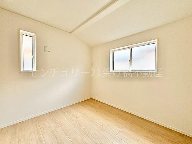 【北側5.25帖　洋室】白を基調とした清潔感溢れる洋室です◎