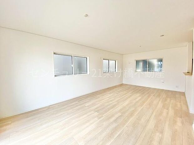 【LDK 20.5帖】広々LDK20.5帖!お部屋の三方向に窓がついているので、採光・通風良好です♪