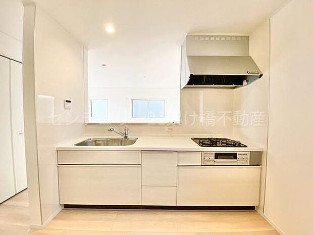 【システムキッチン】三口コンロ、グリル、浄水器付きシンクでお料理が捗ります♪