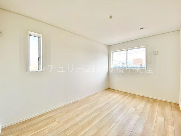 【洋室 6.7帖】白を基調とした明るい洋室は過ごしやすい空間◎