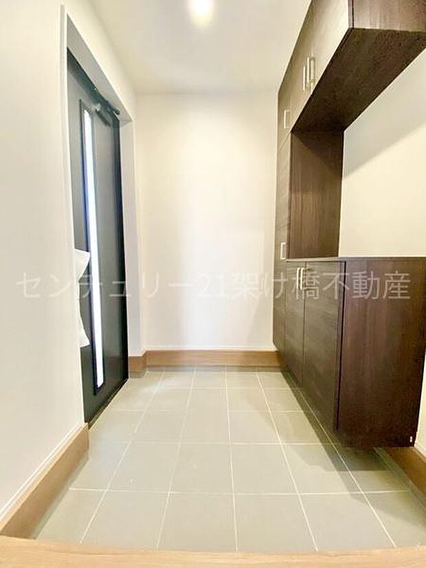 【玄関】飾り棚つきシューズボックス♪採光面があり、明るい玄関です。