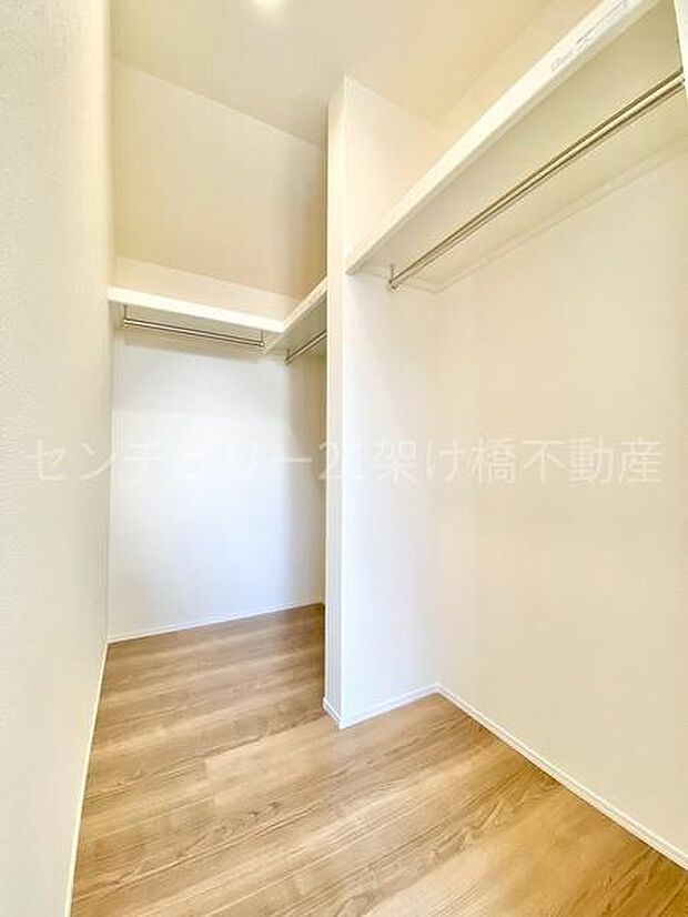 【6帖　洋室】ウォークインクローゼット季節物の収納も安心です◎