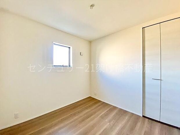 【LDK横　洋室　4.5帖】扉を開けてLDKと繋げればより広々お使いいただけます。