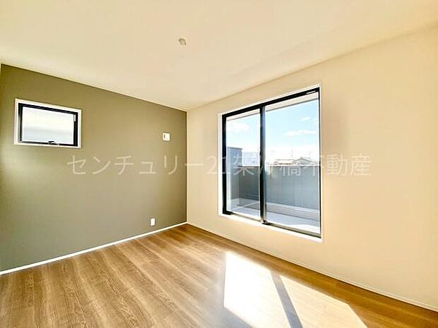 【6帖　洋室】アクセントクロスがお洒落なこちらの洋室は、ウォークインクローゼット付きで主寝室におすすめ！