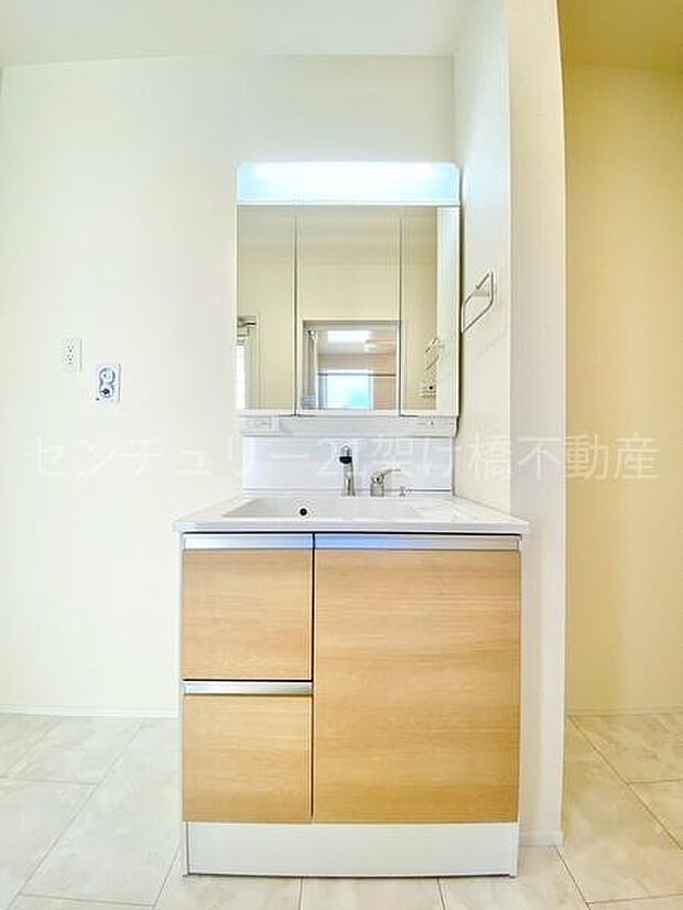 【洗面所】三面鏡の独立洗面台となっております。ストックなどを収納するのに便利な収納あり◎