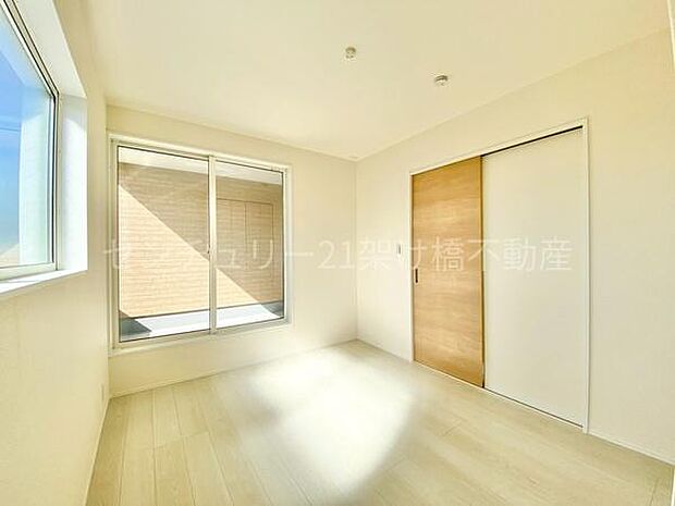 【バルコニー側　5.44帖　洋室】全室南向きで日当たり良好♪