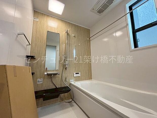 【浴室】窓付きで明るく換気できる上に、浴室乾燥暖房機付きです。雨の日の洗濯物の乾燥やヒートショック対策としてもお使い頂けます。