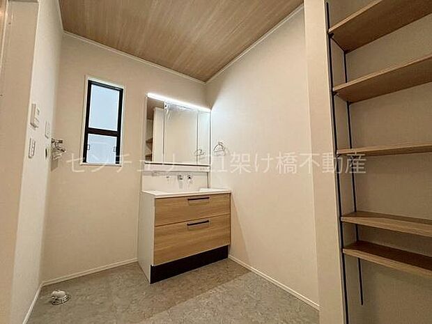 【洗面所】三面鏡の独立洗面台となっております。ストックなどを収納するのに便利な収納あり◎
