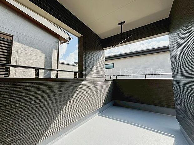 【南側バルコニー】日差しをたっぷり取り込む南面バルコニー♪雨の日も安心な一部インナーバルコニーです。