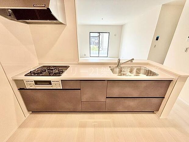 【システムキッチン】三口コンロ、グリル、浄水器付きシンクでお料理が捗ります♪