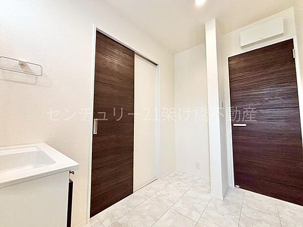 広々洗面スペースはちょっとした洗濯物干しや、収納スペースも確保できます♪