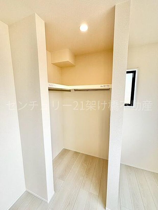 【洋室 5.06帖】ウォークインクローゼットオープンタイプのクローゼットは家事動線が非常にスムーズで、空間を広く見せるだけでなく、風通しが良くカビ対策にもなります◎