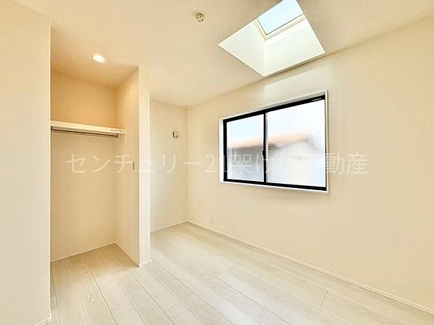 【洋室 5.06帖】採光面が多く明るい洋室です♪全室クローゼット完備◎