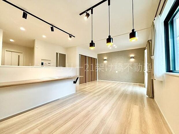 【LDK 18.5帖】南向きの広々リビングです!隣接する和室を開ければより広々お使いいただけます。