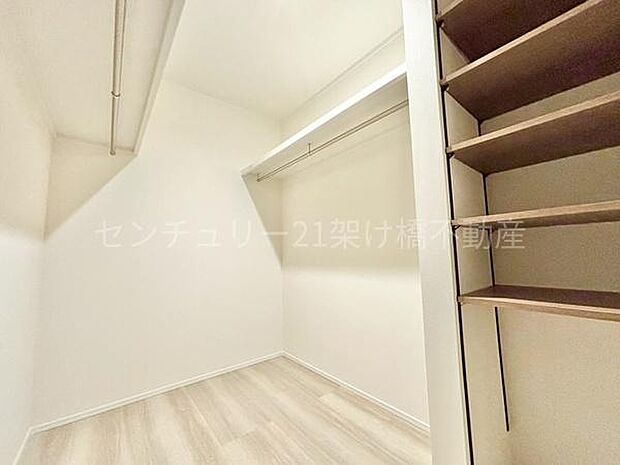 【2階 南洋室 8帖】ウォークインクローゼット大容量で、便利な可動棚つき♪