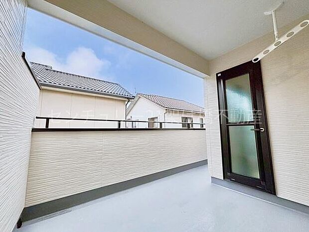 【南側バルコニー】日差しをたっぷり取り込む南面バルコニー♪雨の日も安心な一部インナーバルコニーです。