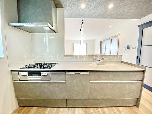 【システムキッチン】三口コンロ、グリル、浄水器、食器洗乾燥機つきでお料理が捗ります♪キッチン後方にはパントリーあり◎